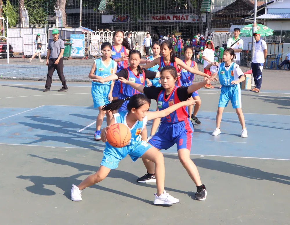 Sân chơi học đường sẽ là nơi ươm mầm cho những tài năng bóng rổ TPHCM trong tương lai. Ảnh: THANH TÙNG Sân chơi học đường sẽ là nơi ươm mầm cho những tài năng bóng rổ TPHCM trong tương lai. Ảnh: THANH TÙNG
