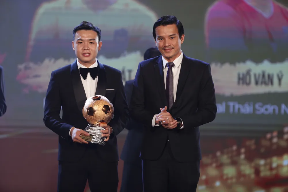 Phó Giám đốc Sở VH-TT TPHCM Nguyễn Nam Nhân (phải) trao Quả bóng đồng futsal 2022 cho cầu thủ Châu Đoàn Phát. Ảnh: DŨNG PHƯƠNG Phó Giám đốc Sở VH-TT TPHCM Nguyễn Nam Nhân (phải) trao Quả bóng đồng futsal 2022 cho cầu thủ Châu Đoàn Phát. Ảnh: DŨNG PHƯƠNG