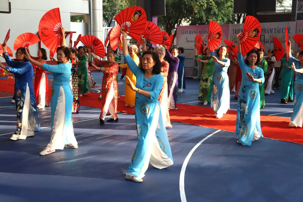 Các bài tập được biên soạn phù hợp với thể trạng của người trung niên, cao tuổi. Ảnh: THANH TÙNG Các bài tập được biên soạn phù hợp với thể trạng của người trung niên, cao tuổi. Ảnh: THANH TÙNG