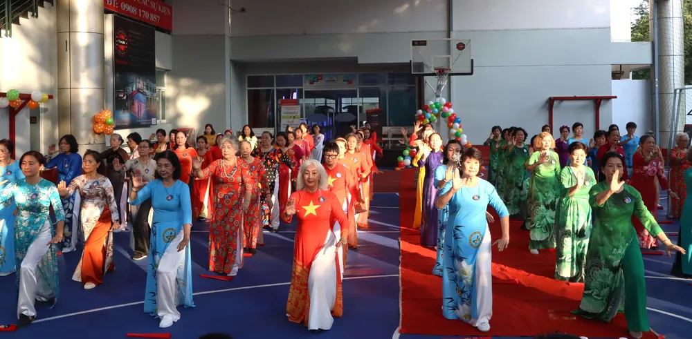 Phần trình diễn Thái cực quyền 13 thức Đông gia thái cực của gần 200 thành viên CLB. Ảnh: THANH TÙNG Phần trình diễn Thái cực quyền 13 thức Đông gia thái cực của gần 200 thành viên CLB. Ảnh: THANH TÙNG