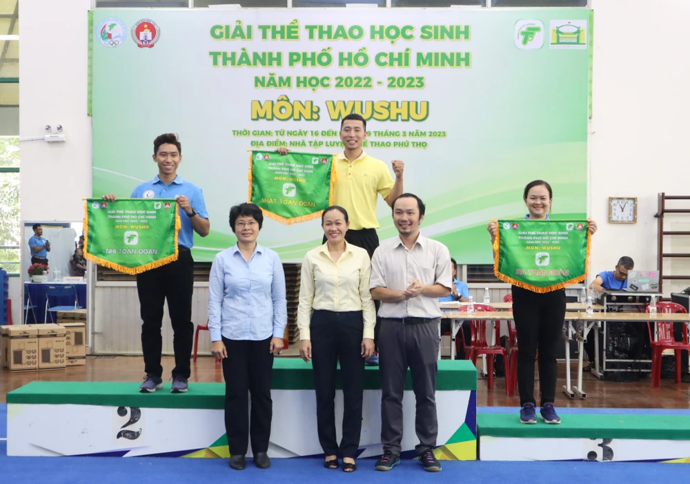 Ban tổ chức trao giải toàn đoàn cho các đơn vị tham dự. Ảnh: THANH TÙNG