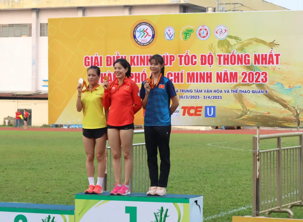 Nguyễn Thị Huyền (giữa) mang về 2 tấm HCV cho đội tuyển điền kinh Nam Định. Ảnh: THANH TÙNG