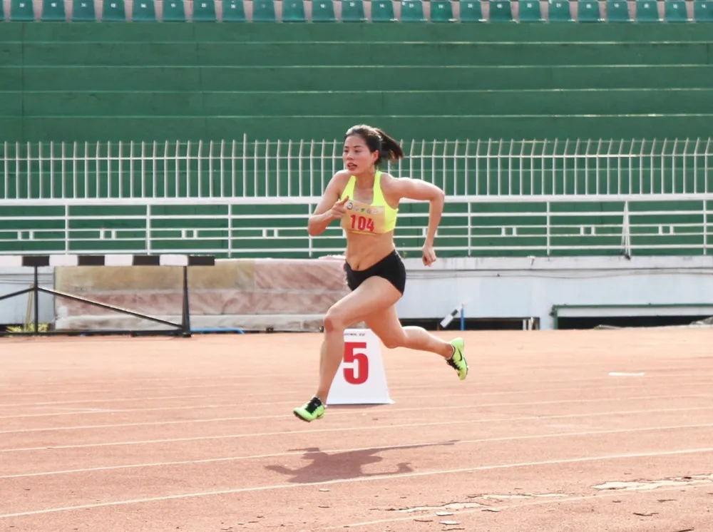 Nguyễn Thị Huyền là gương mặt sáng giá ở nội dung 400m và 400m rào nữ của đội tuyển điền kinh Việt Nam tại SEA Games 32. Ảnh: THANH TÙNG