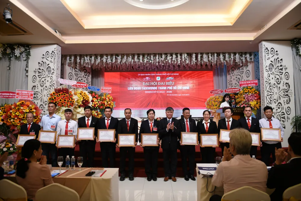 Khen thưởng các đơn vị, cá nhân có nhiều đóng góp phát triển bộ môn taekwondo trong nhiệm kỳ I