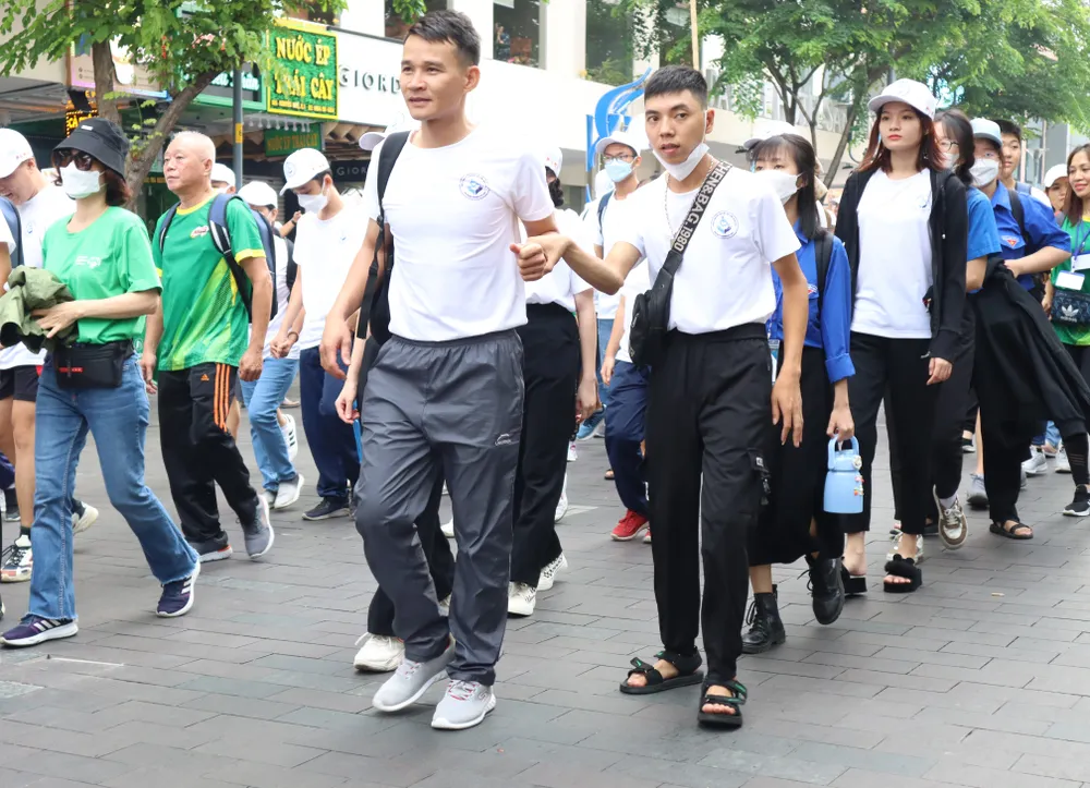 Các HLV, VĐV đến từ 19 đoàn thể thao NKT trong cả nước tham gia hoạt động đi bộ đồng hành Các HLV, VĐV đến từ 19 đoàn thể thao NKT trong cả nước tham gia hoạt động đi bộ đồng hành