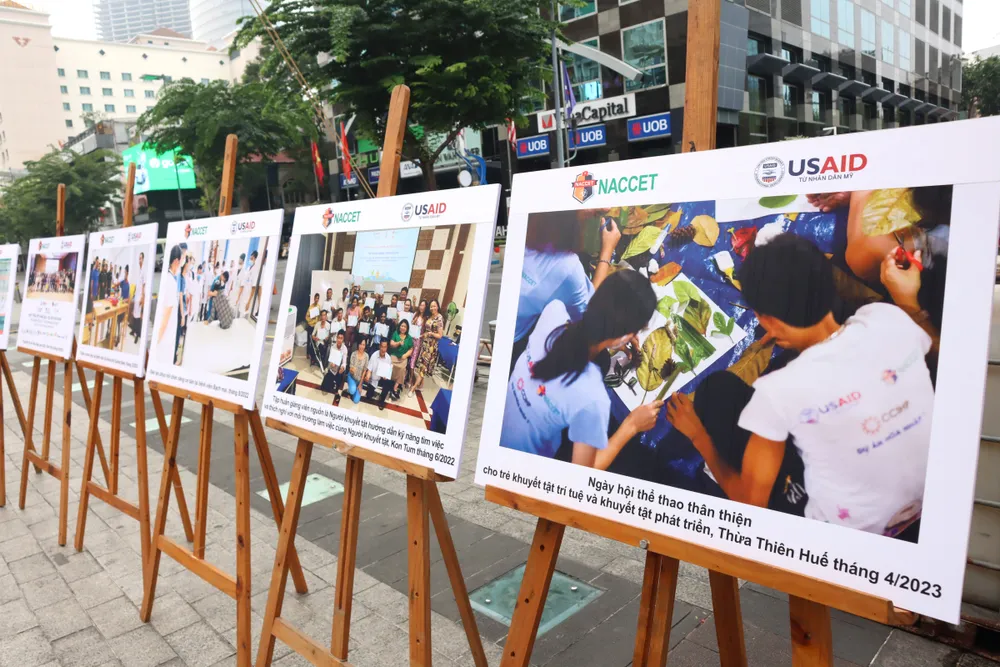 Triển lãm ảnh về các hoạt động hỗ trợ NKT. Ảnh: THANH TÙNG Triển lãm ảnh về các hoạt động hỗ trợ NKT. Ảnh: THANH TÙNG