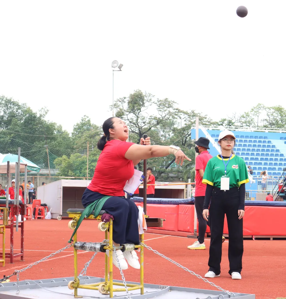Ngoài nội dung chạy, môn đẩy tạ cũng có rất đông VĐV tranh tài và đạt thành tích cao. Ảnh: THANH TÙNG Ngoài nội dung chạy, môn đẩy tạ cũng có rất đông VĐV tranh tài và đạt thành tích cao. Ảnh: THANH TÙNG