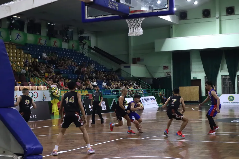 Trận đấu kịch tính giữa đội tuyển quận 11 (đồng phục đen) và đội tuyển quận Gò Vấp. Ảnh: THANH TÙNG Trận đấu kịch tính giữa đội tuyển quận 11 (đồng phục đen) và đội tuyển quận Gò Vấp. Ảnh: THANH TÙNG