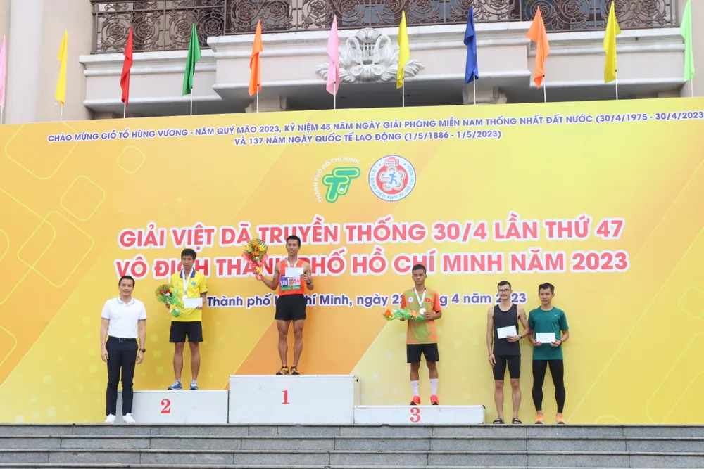 BTC trao giải ở các nội dung. Ảnh: THANH TÙNG