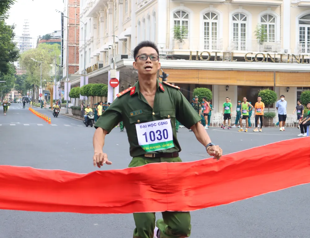 Tuyển thủ Thân Văn Đào (trường Đại học CSND) về nhất nội dung cá nhân lực lượng vũ trang nam. Ảnh: THANH TÙNG