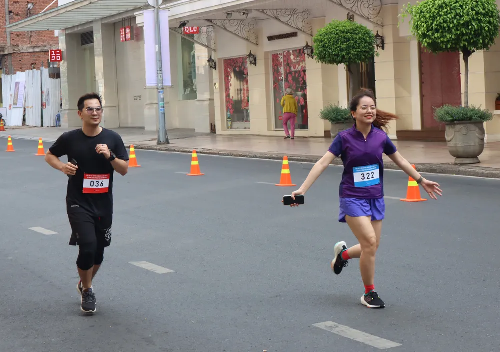 Giải đấu còn có sự tham gia của 400 VĐV phong trào, những người yêu thích môn chạy việt dã. Ảnh: THANH TÙNG