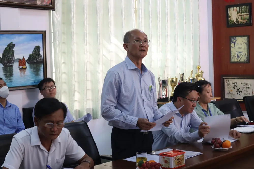 Hiệu trưởng Lê Quang Ninh báo cáo công tác triển khai, thực hiện theo Nghị quyết 05 về chính sách đặc thù cho HLV, VĐV. Ảnh. THANH TÙNG