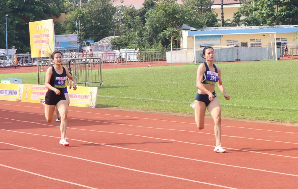 Lê Tú Chinh trở lại đường chạy chuyên nghiệp tại Cúp Tốc độ Thống Nhất TPHCM 2023. Ảnh: THANH TÙNG Lê Tú Chinh trở lại đường chạy chuyên nghiệp tại Cúp Tốc độ Thống Nhất TPHCM 2023. Ảnh: THANH TÙNG