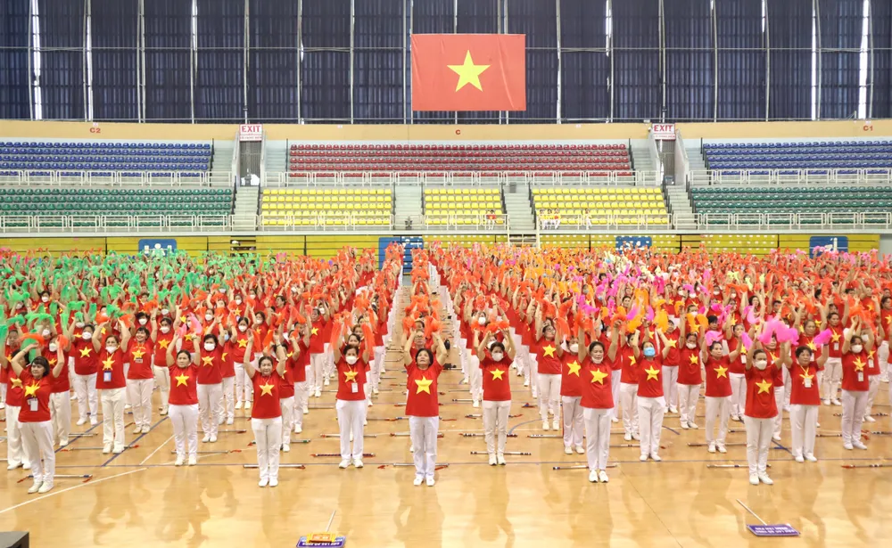 Màn đồng diễn đặc sắc của hơn 1.000 VĐV trong lễ khai mạc. Ảnh: THANH TÙNG