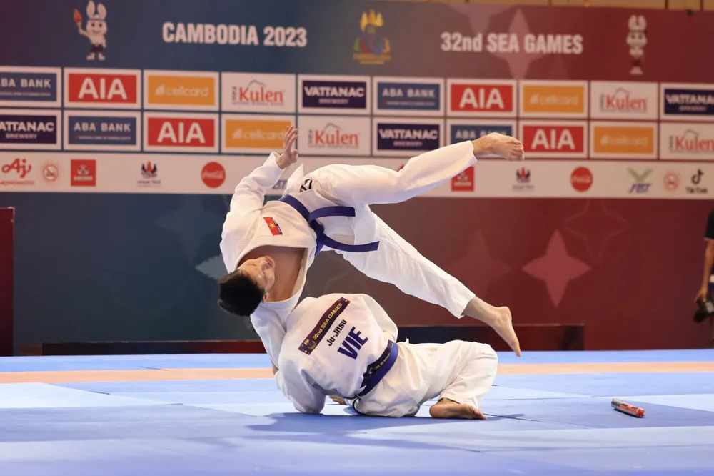 Các võ sĩ đã thi đấu hết mình vì màu cờ sắc áo. Ảnh: DŨNG PHƯƠNG Các võ sĩ đã thi đấu hết mình vì màu cờ sắc áo. Ảnh: DŨNG PHƯƠNG