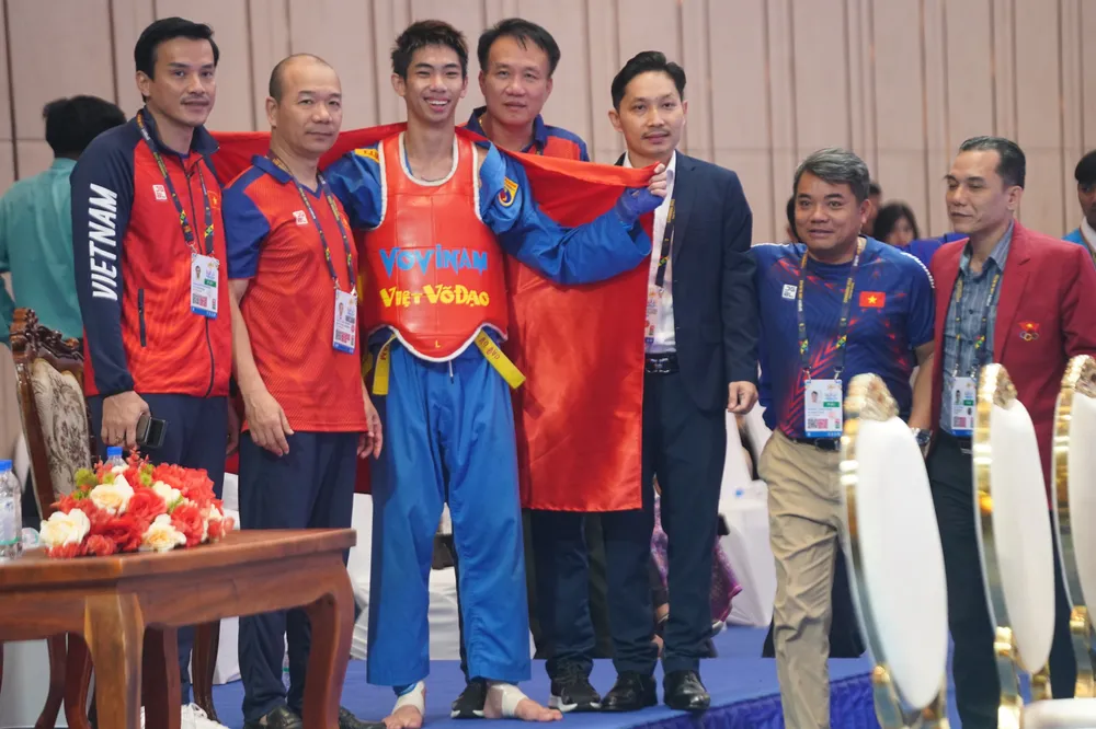 Các đại diện của đoàn thể thao Việt Nam chúc mừng chiến thắng của Thanh Liêm. Ảnh: DŨNG PHƯƠNG Các đại diện của đoàn thể thao Việt Nam chúc mừng chiến thắng của Thanh Liêm. Ảnh: DŨNG PHƯƠNG