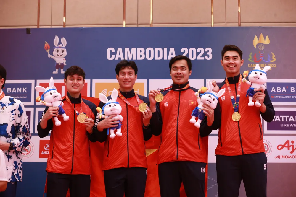 Các kiếm thủ TPHCM giành HCV nội dung kiếm 3 cạnh đồng đội nam