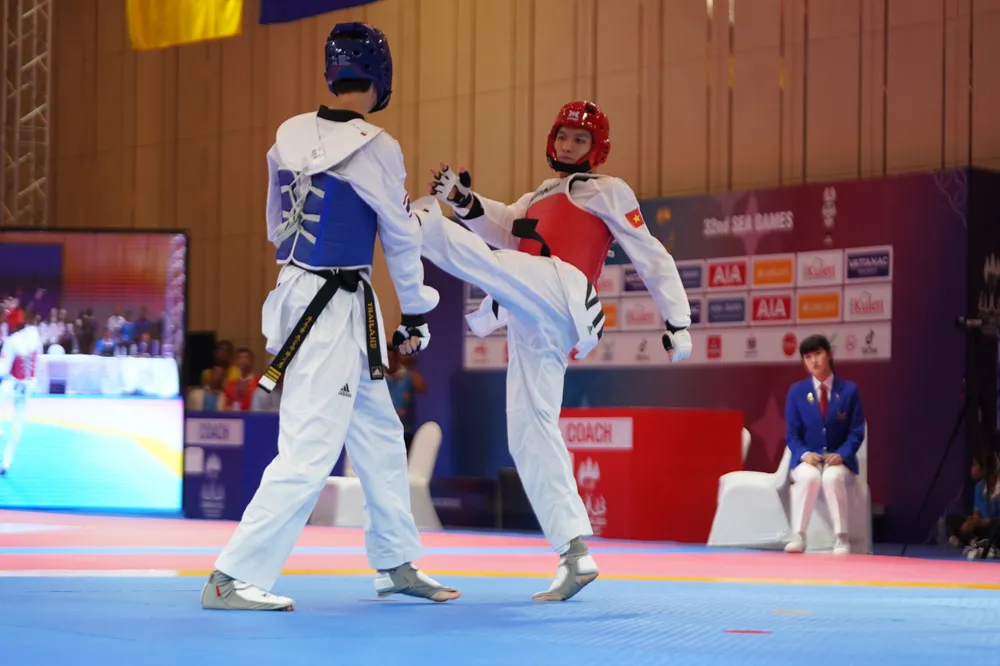 Võ sĩ taekwondo Lý Hồng Phúc (giáp đỏ) giành HCV đối kháng hạng 74kg nam tại SEA Games 32. Ảnh: DŨNG PHƯƠNG Võ sĩ taekwondo Lý Hồng Phúc (giáp đỏ) giành HCV đối kháng hạng 74kg nam tại SEA Games 32. Ảnh: DŨNG PHƯƠNG
