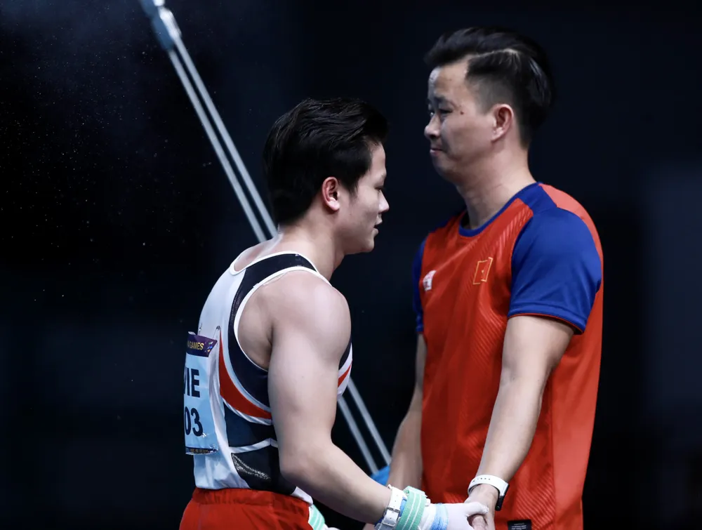 HLV Trương Minh Sang (phải) luôn đồng hành cùng các học trò làm nên những chiến thắng vang dội. Ảnh: DŨNG PHƯƠNG HLV Trương Minh Sang (phải) luôn đồng hành cùng các học trò làm nên những chiến thắng vang dội. Ảnh: DŨNG PHƯƠNG