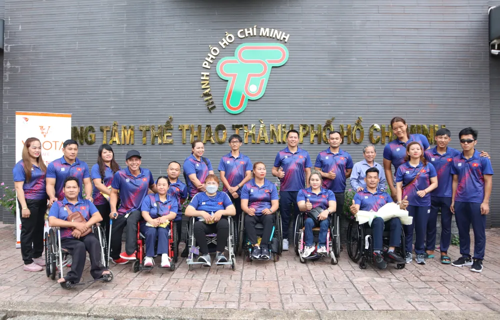 Các VĐV điền kinh NKT hào hứng trước ngày lên đường dự ASEAN Para Games. Ảnh: THANH TÙNG