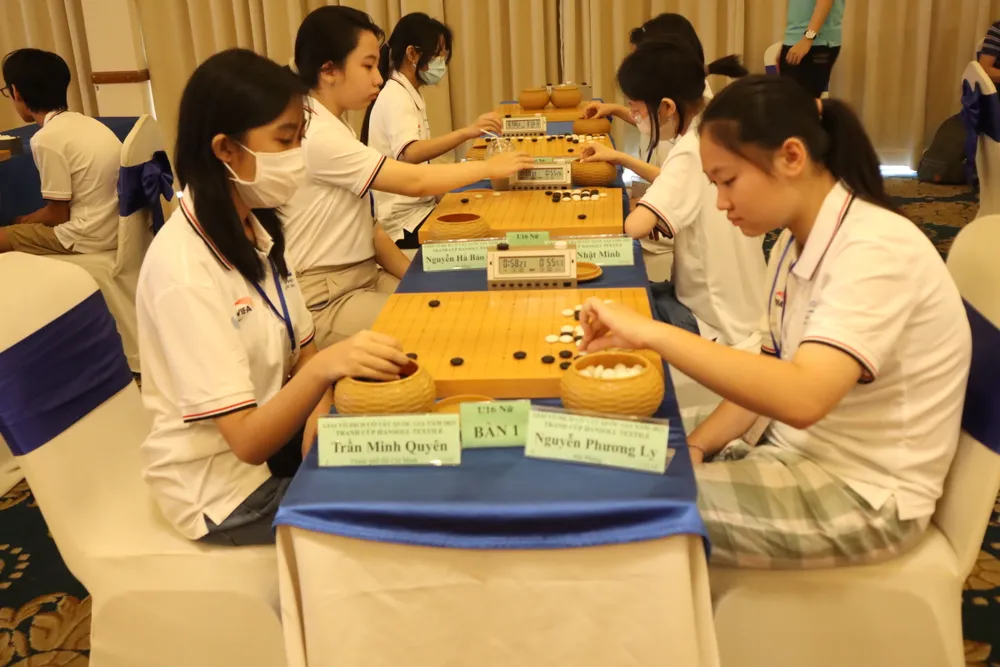 Sau lễ khai mạc, các tuyển thủ bước vào tranh tài nội dung cờ tiêu chuẩn. Ảnh: THANH TÙNG