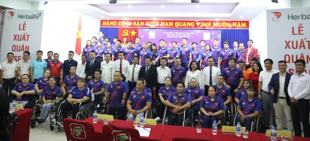 Lễ xuất quân Đoàn thể thao NKT Việt Nam tham dự ASEAN Para Games 12 đã diễn ra vào ngày 17-5. Ảnh: THANH TÙNG