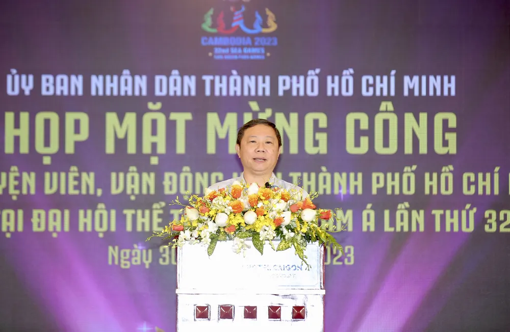 Phó Chủ tịch UBND TPHCM Dương Anh Đức chúc mừng và tuyên dương các HLV, VĐV đã hoàn thành trọng trách tại SEA Games 32. Ảnh: DŨNG PHƯƠNG