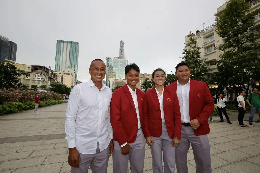 Các thành viên điền kinh TPHCM rạng rỡ trong buổi họp mặt mừng công SEA Games 32. Ảnh: DŨNG PHƯƠNG