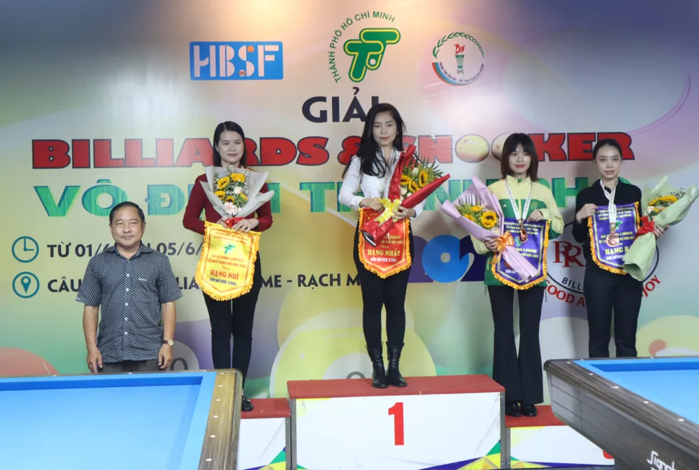 BTC trao giải nội dung pool 9 bi nữ. Ảnh: THANH TÙNG