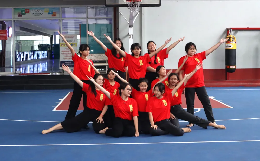 Tiết mục biểu diễn của các em đến từ mái ấm nữ Ga Sài Gòn. Ảnh: THANH TÙNG Tiết mục biểu diễn của các em đến từ mái ấm nữ Ga Sài Gòn. Ảnh: THANH TÙNG