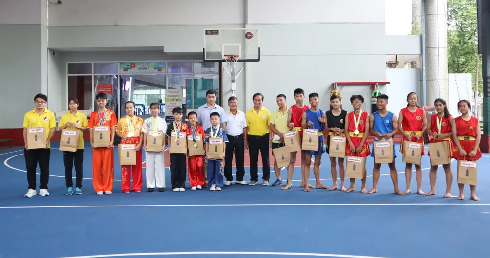 CLB Đông Gia Thái cực khích lệ tinh thần các VĐV trẻ của đội tuyển wushu quận 3. Ảnh: THANH TÙNG CLB Đông Gia Thái cực khích lệ tinh thần các VĐV trẻ của đội tuyển wushu quận 3. Ảnh: THANH TÙNG