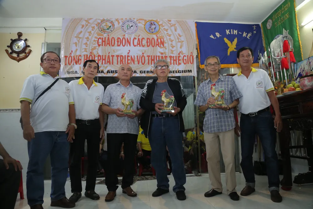 Trao quà lưu niệm giữa các võ phái