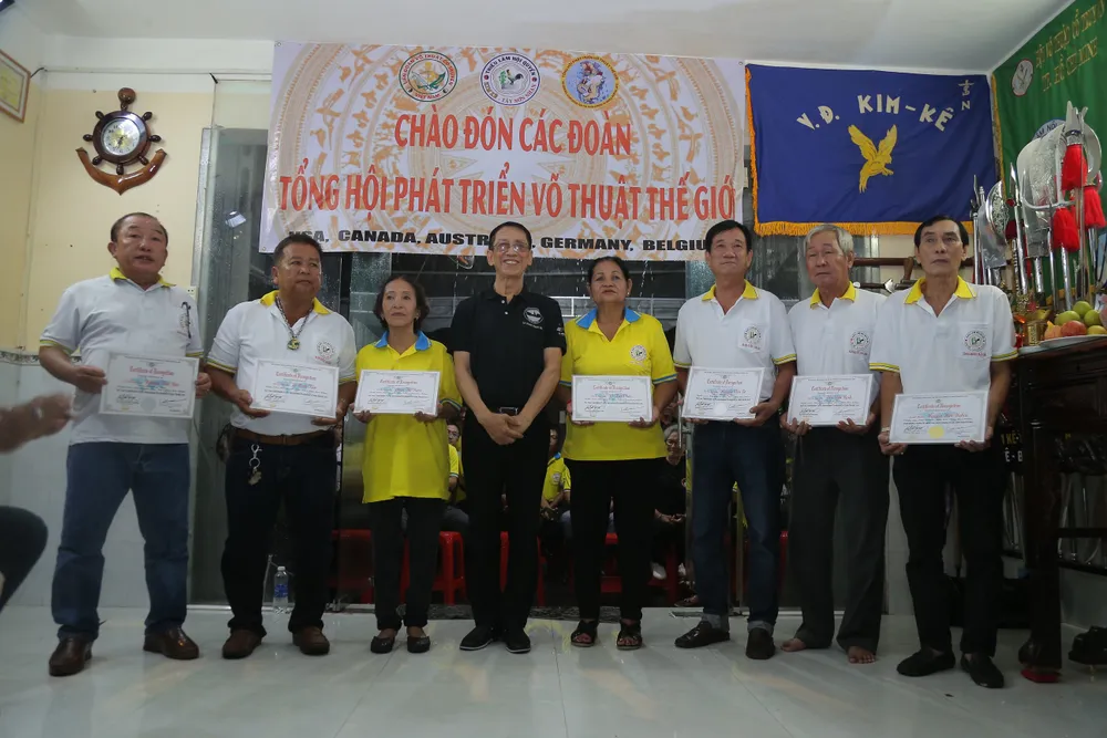 Trao giấy khen của Tổng hội phát triển võ thuật thế giới cho các cá nhân, tổ chức