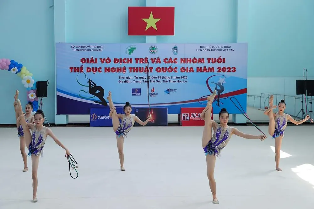 Bài nhóm 5 người thu hút giới mộ điệu. Ảnh: VGF