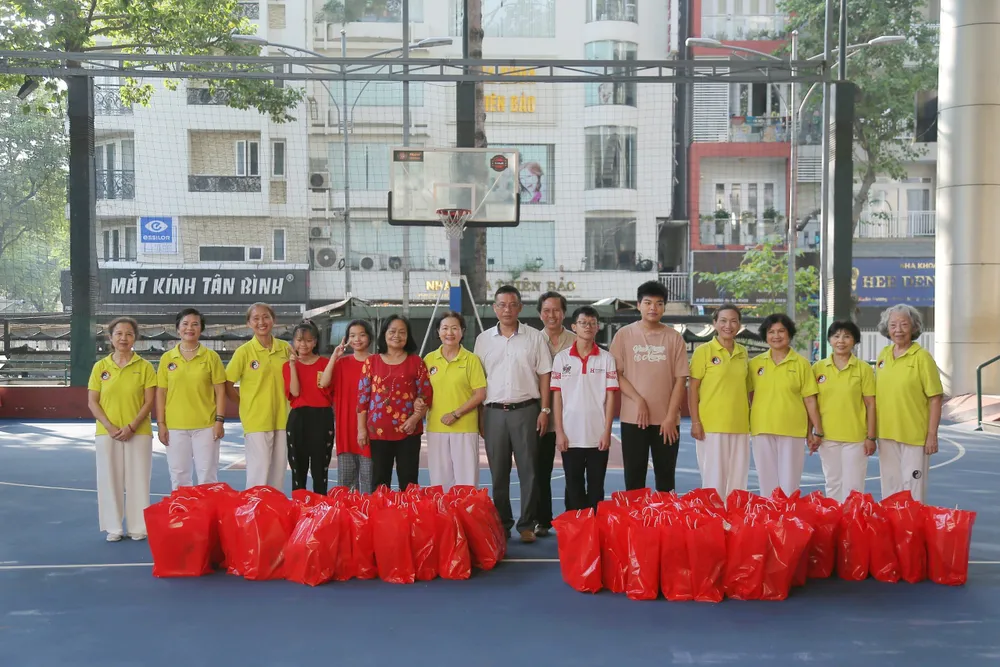Những phần quà ý nghĩa được trao tặng đến các mái ấm tình thương Những phần quà ý nghĩa được trao tặng đến các mái ấm tình thương