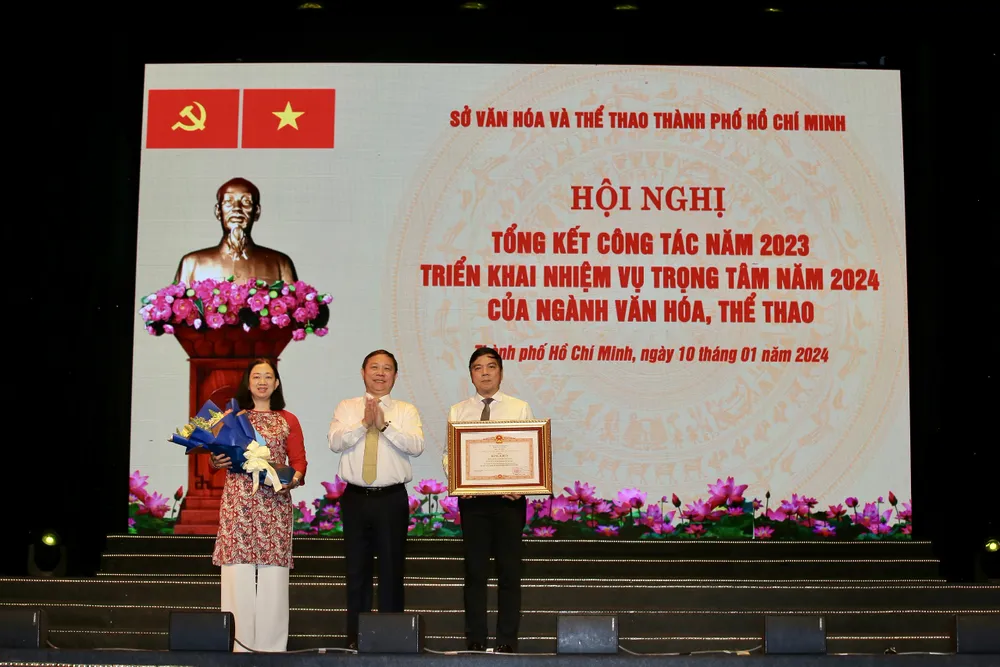 Phòng Quản lý TDTT - Sở VH-TT TPHCM nhận bằng khen của Thủ tướng Chính phủ. Ảnh: DŨNG PHƯƠNG img-20240110-115116-4195.jpg