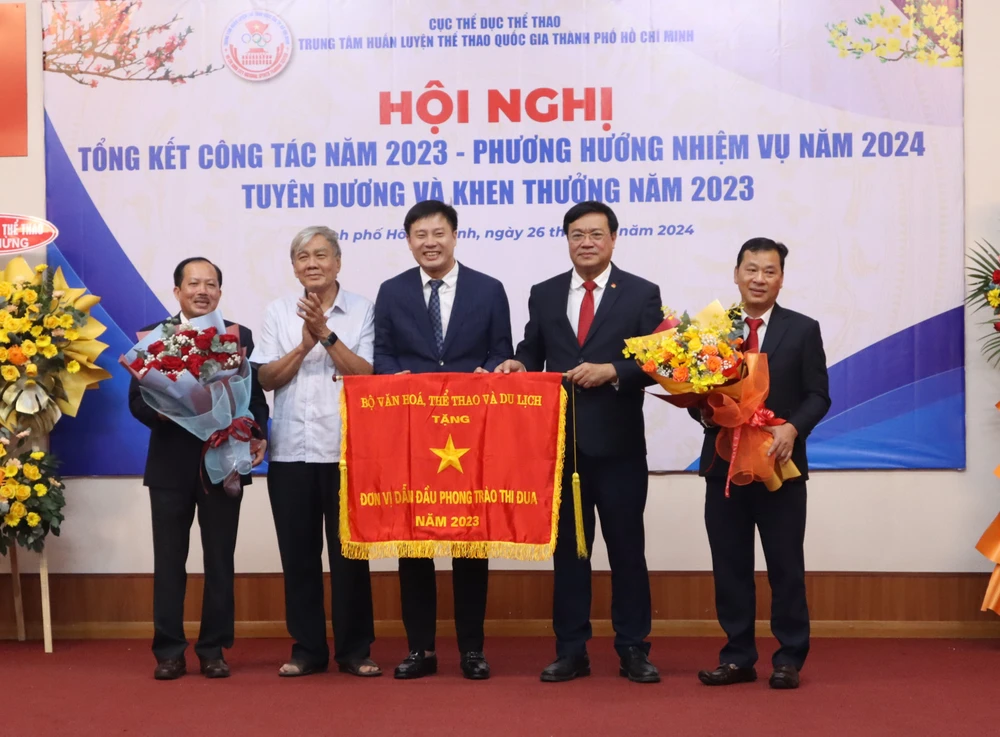 Trung tâm được trao tặng cờ đơn vị dẫn đầu phong trào thi đua 2023 từ Bộ VH-TT-DL. Ảnh: THANH TÙNG