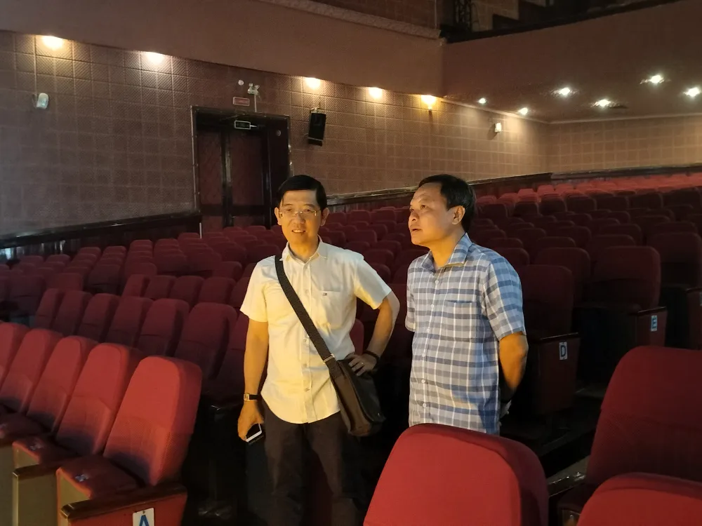Phó Tổng biên tập Thường trực Báo SGGP Nguyễn Nhật (trái) thảo luận các khâu chuẩn bị img20240219112409-3316.jpg