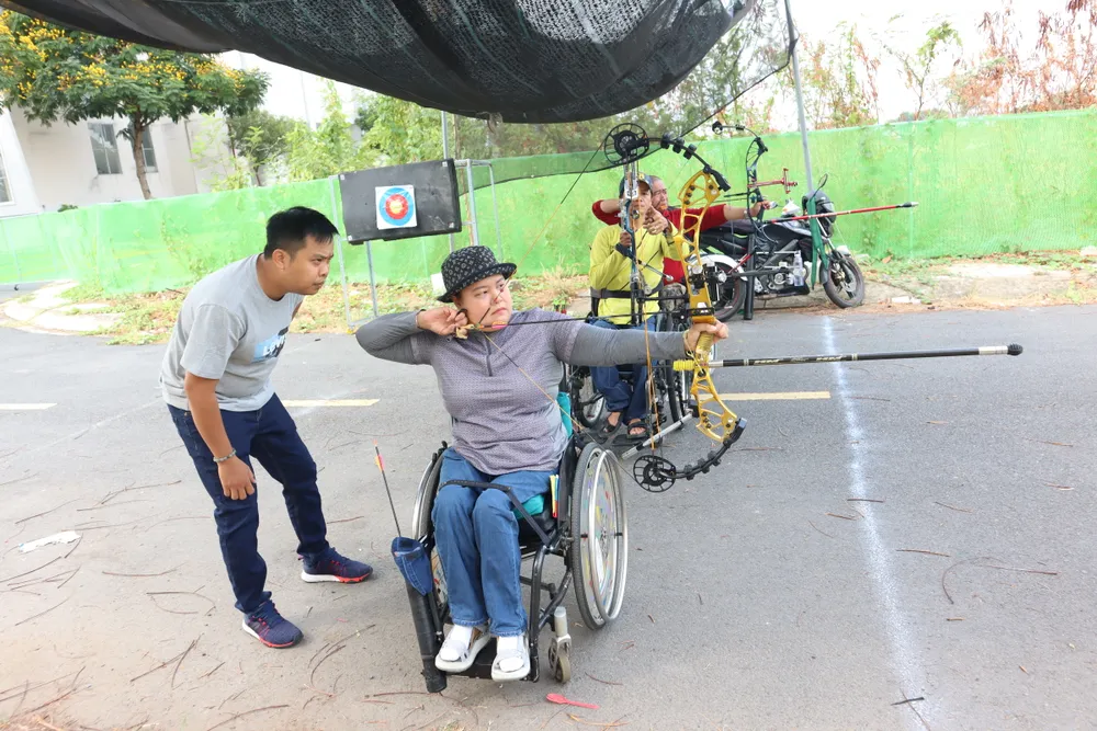 HLV điều chỉnh góc bắn phù hợp cho VĐV. Ảnh: THANH TÙNG IMG_9483.JPG