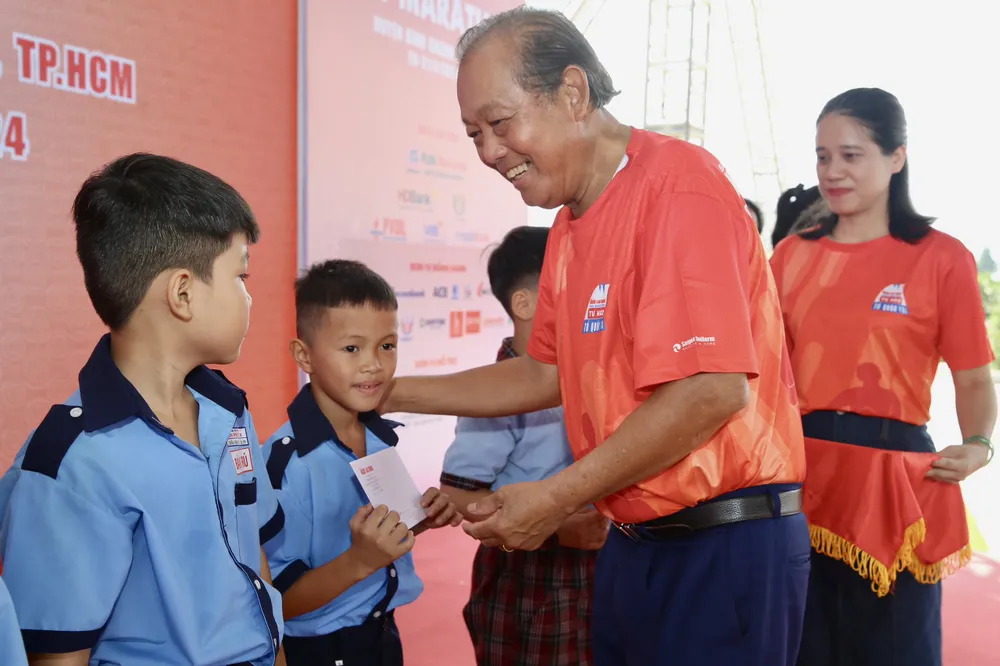 Nguyên Phó Thủ tướng thường trực Chính phủ Trương Hòa Bình trao học bổng cho các em học sinh có hoàn cảnh khó khăn IMG_20240421_101811.jpg