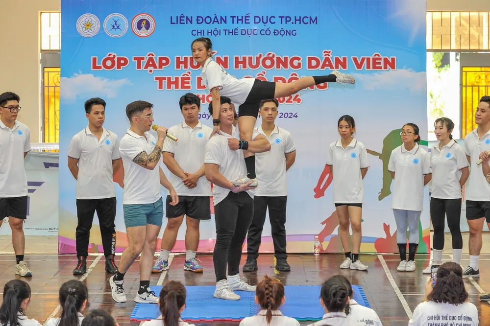 Chuyên gia nước ngoài hướng dẫn tại lớp tập huấn cheer4.jpg