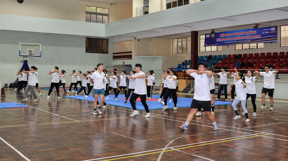 Những bài tập thực hành sôi nổi thực hiện trên nền nhạc