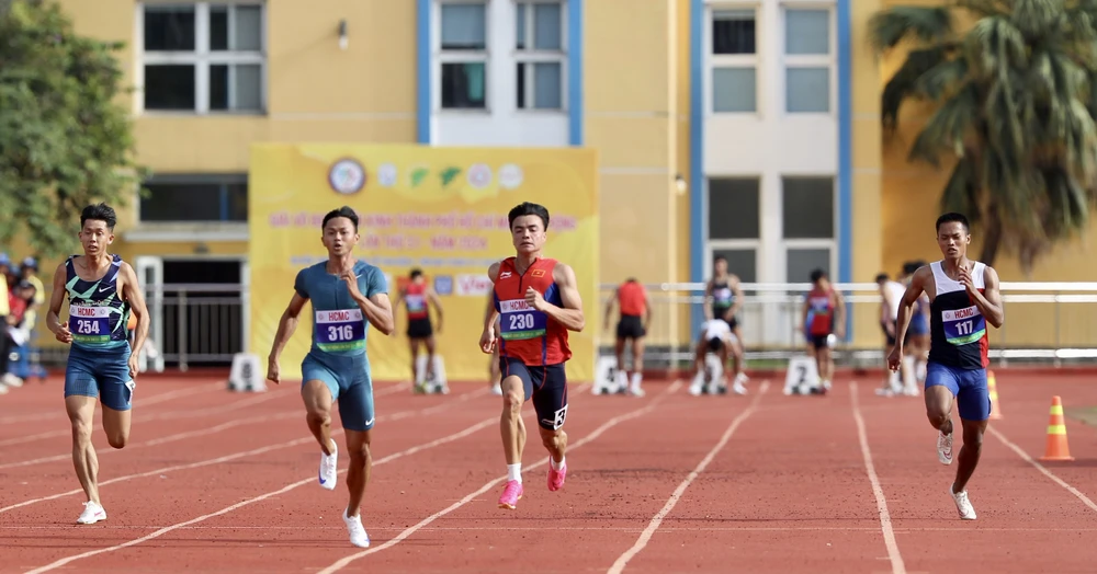 Màn tranh tài hấp dẫn trên đường đua 100m nam. Ảnh: DŨNG PHƯƠNG 