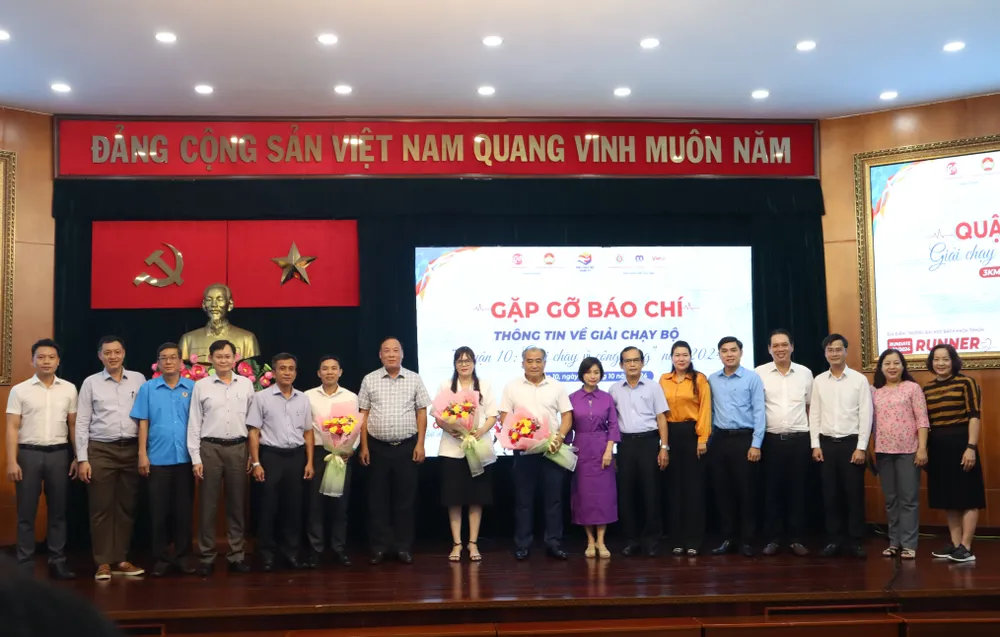 BTC trao tặng hoa các đơn vị đồng hành cùng giải chạy. Ảnh: THANH TÙNG IMG_20241017_095110.jpg