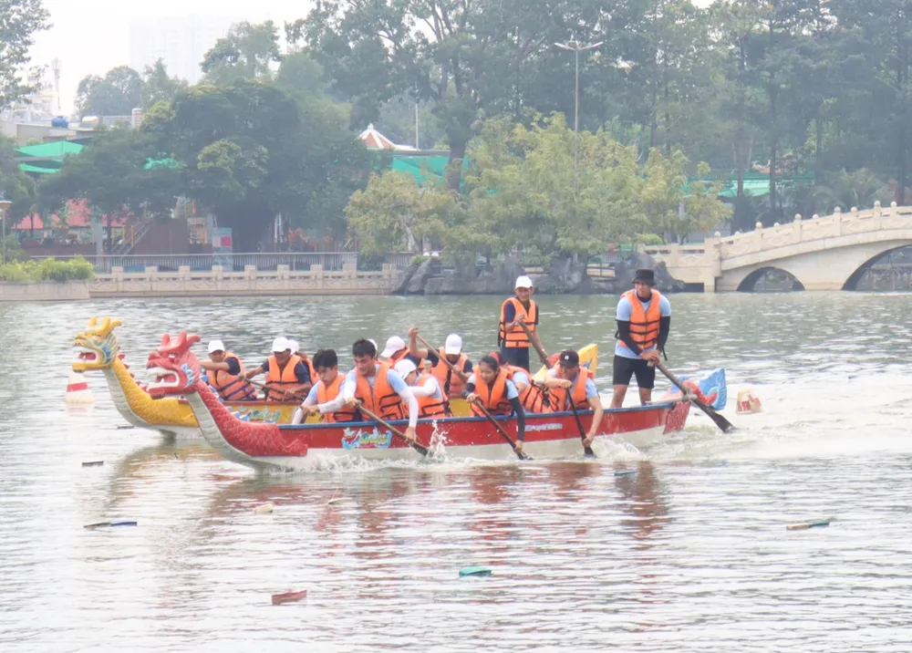 Trận tranh tài hấp dẫn nội dung đua thuyền rồng. Ảnh: THANH TÙNG 1000010876.jpg