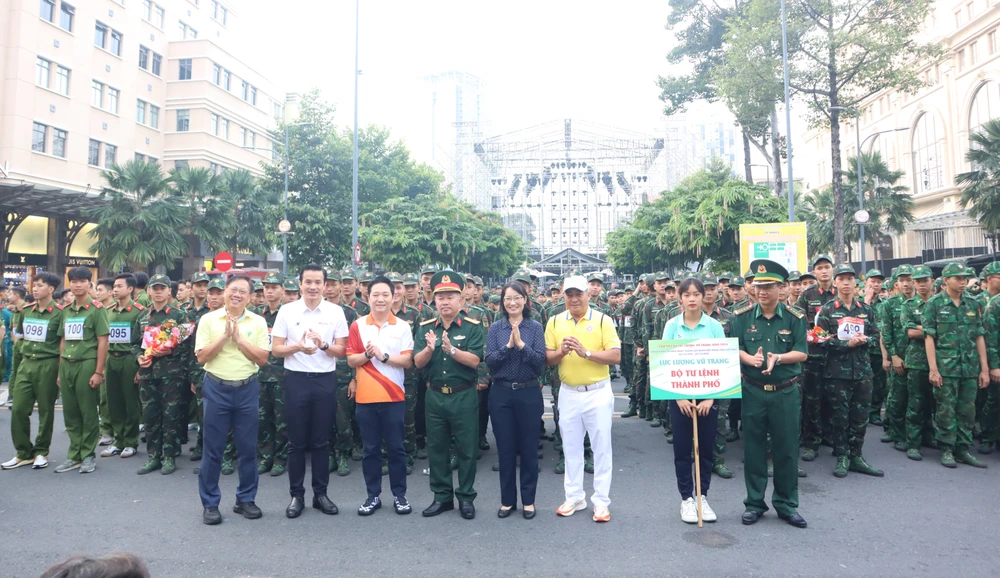 Các đại biểu, lãnh đạo cổ vũ các VĐV trước giờ thi đấu. Ảnh: THANH TÙNG 