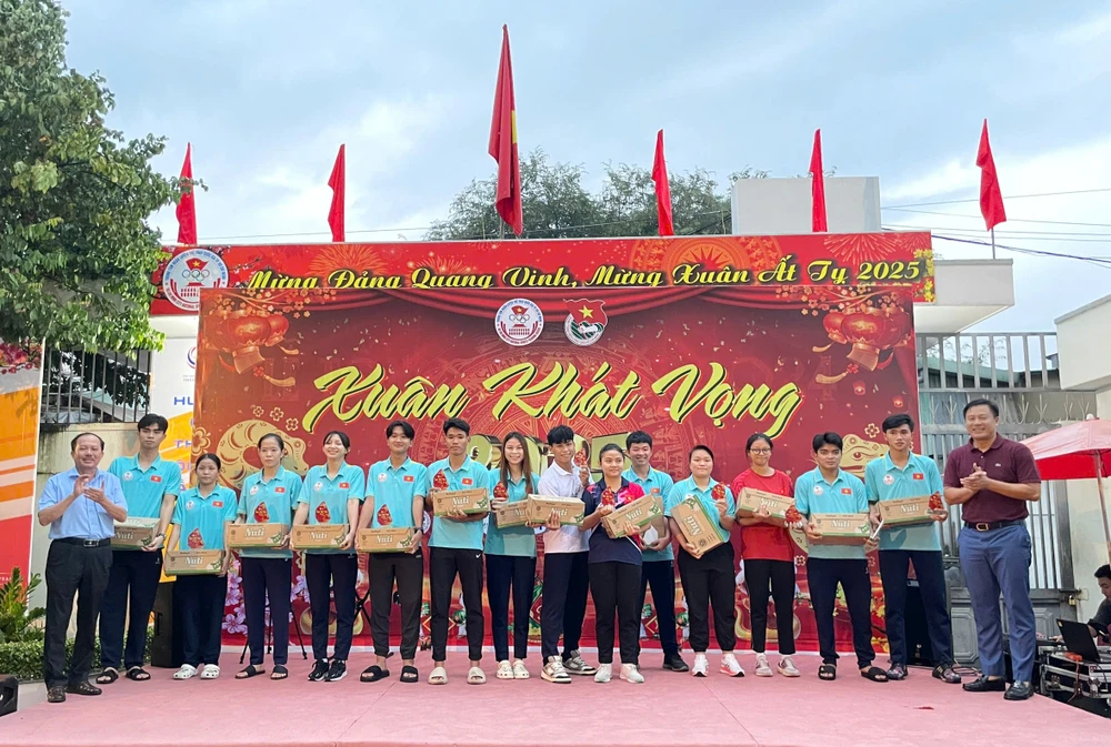 Ban Giám đốc trung tâm trao quà tết đến các VĐV