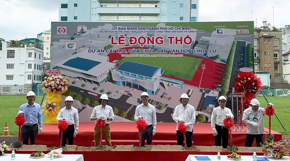Đại diện các đơn vị chụp ảnh lưu niệm tại lễ động thổ 1000021659.jpg