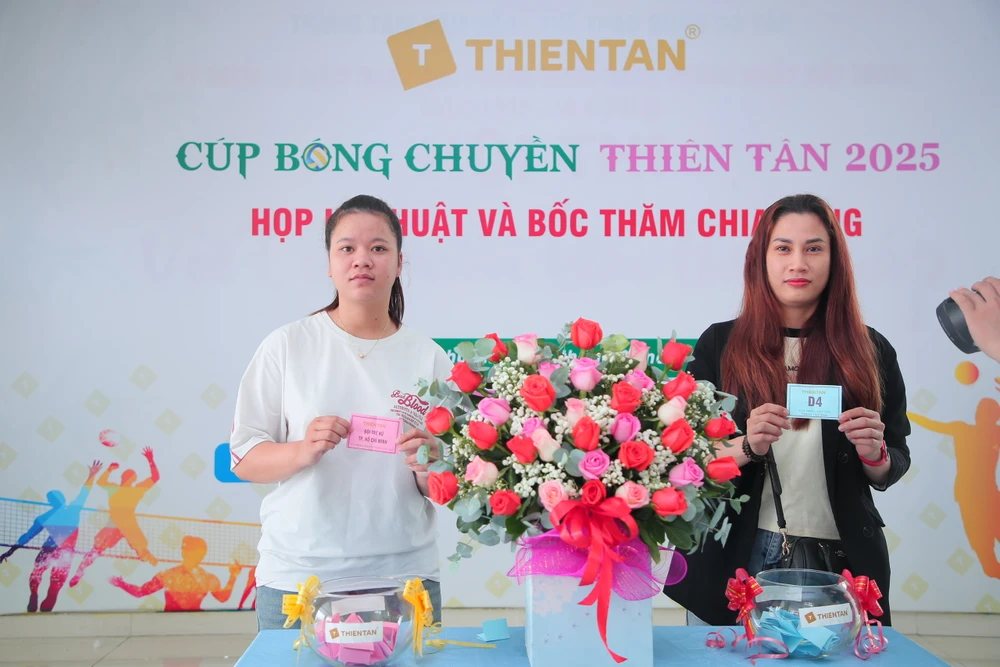 Đại diện các đội bóng bốc thăm chia bảng. Ảnh: DŨNG PHƯƠNG 1000021777.jpg