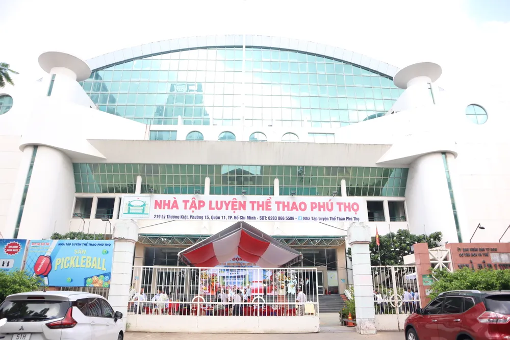 Nhà tập luyện thể thao Phú Thọ bắt đầu cải tạo, sữa chửa. Ảnh: THANH TÙNG